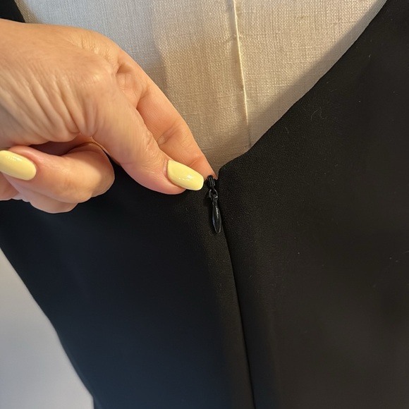 Jones New York staple Black sleeveless mini Dress sheath V neck zippered back 8 - Picture 4 of 12